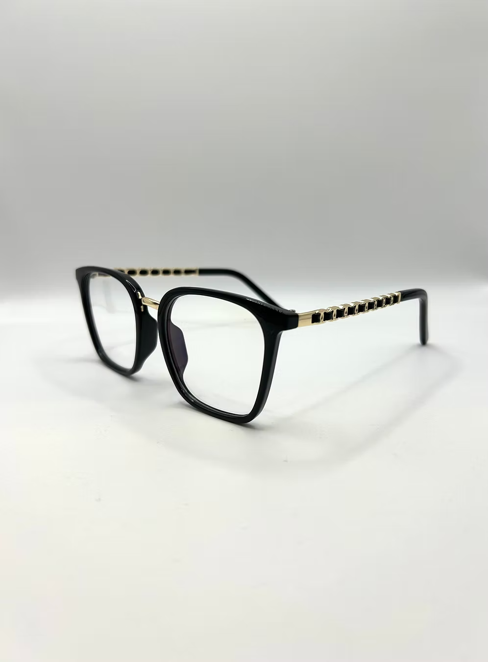 Chique Zwarte Vierkante Bril met Gouden Kettingdetails