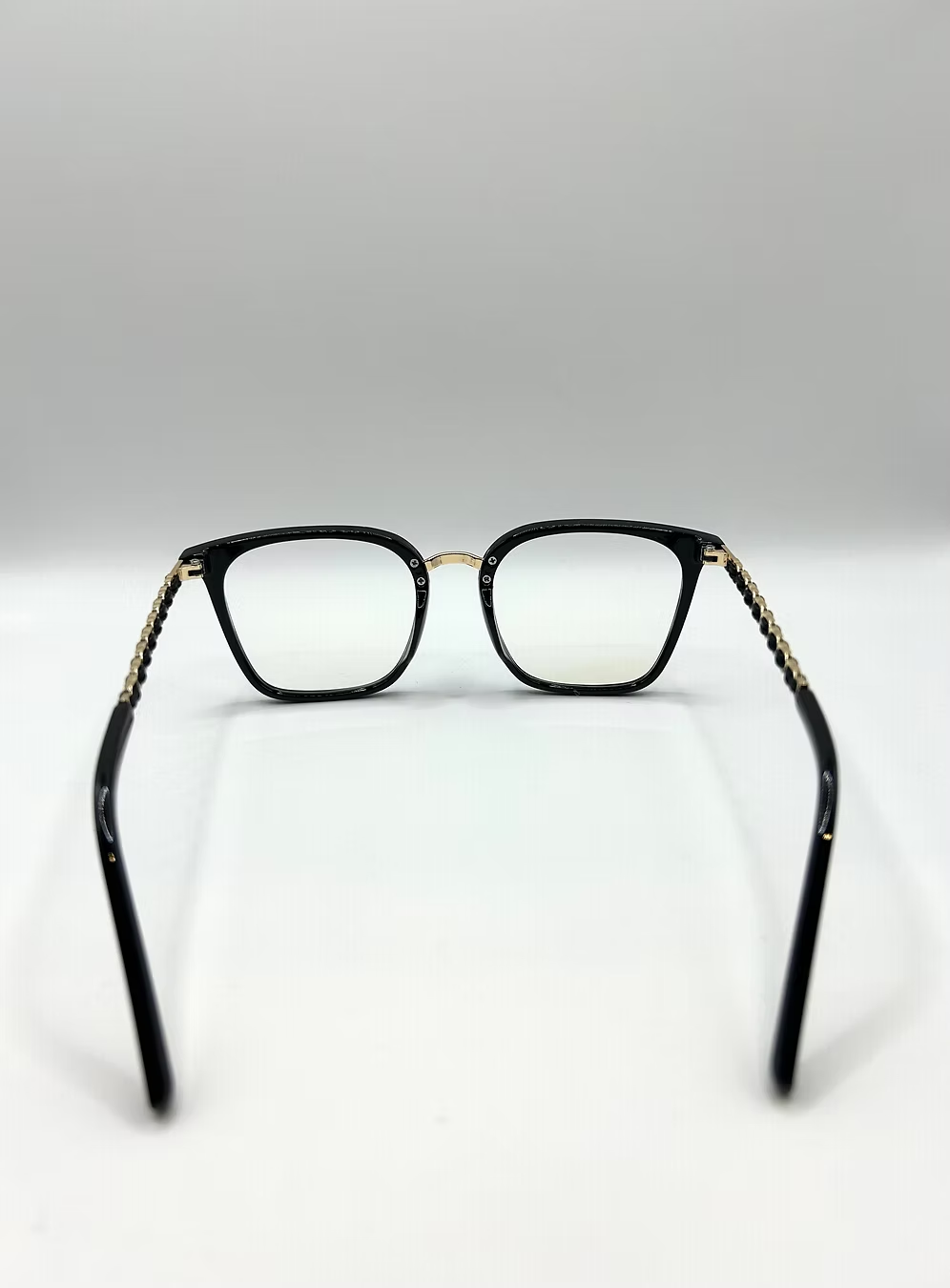 Chique Zwarte Vierkante Bril met Gouden Kettingdetails thumbnail 4